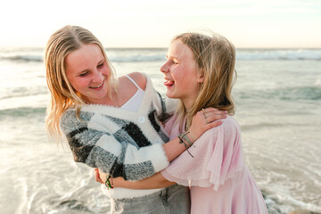 Naklejka premium Smiling teenage sisters outdoors together