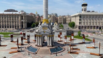 2022 - establishing shot of Maidan Nezalezhnosti statue in Independence Square on the Maidan, Kyiv, Kiev, Ukraine with traffic and buildings background.