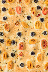 Gebackene Pizza oder Focaccia großflächig als Hintergrund oder Wallpaper nutzbar, close up vertikal und horizontal