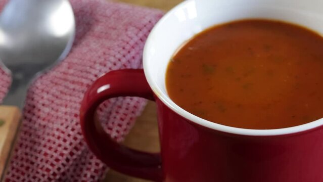 tasse de soupe à la tomate en gros plan