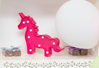Unicórnio cor de rosa com luzes para decoração de festa de aniversário. 