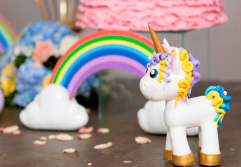 Unicórnio colorido, objeto decorativo para festa de aniversário. 