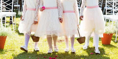 Vestidos de damas de honra em casamento ao ar livre.