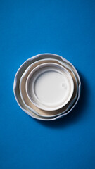 Pila de tapas de envases amontonados unos dentro de otros 