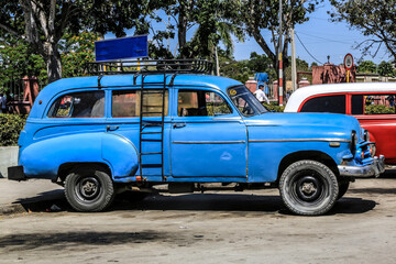 Obraz na płótnie Canvas Wunderschöner blauer Oldtimer auf Kuba (Karibik)
