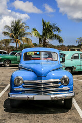 Wunderschöner blauer Oldtimer auf Kuba (Karibik)