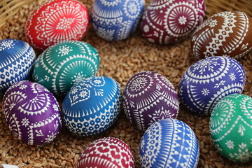 Viele bunte Eier mit Wachs verziert