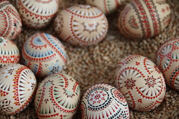 Ostern, Eier mit Wachstechnik, Handarbeit