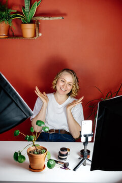 Blogger talking with subscribers