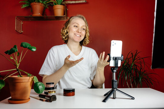 Blogger talking with subscribers