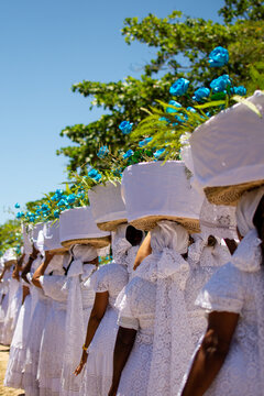Praia de Trancoso, Bahia, Brasil. 2 de fevereiro de 2023. Mulheres carregando cestos de flores em Festa popular para celebrar o Dia de Iemanj&aacute;, o evento atrai pessoas de religi&otilde;es afro-brasileiras com
