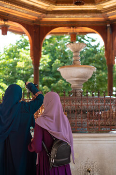 Tourists at Gazi Husrev Bey&rsquo;s Mosque 