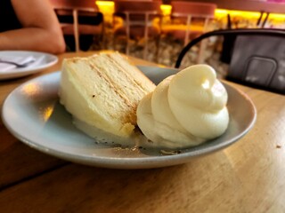 Coxonut cake and vainilla ice cream