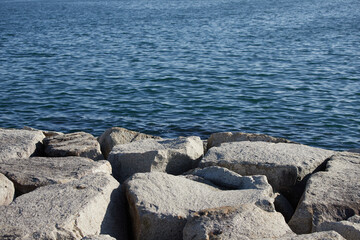 海岸の巨大の岩石と海の風景