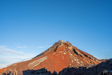 朝日に照らされる富士山頂