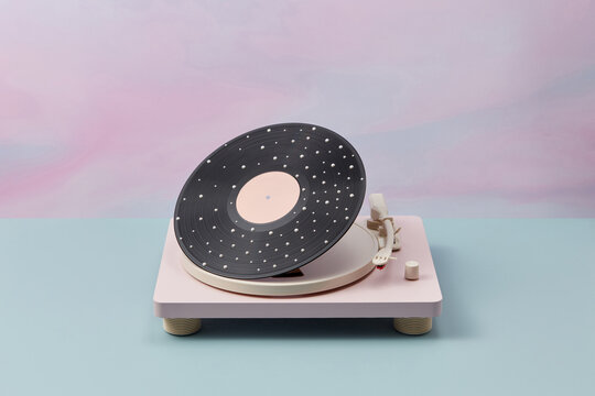 Record player and vinyl plate with pearl pattern.