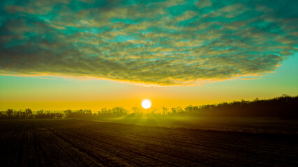 Fototapeta na wymiar Extraordinary sunrise over a field