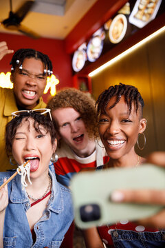Divers Group of friends posing for selfie