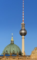 In den blauen Himmel ragender Fernsehturm und Kuppel des Berliner Doms
