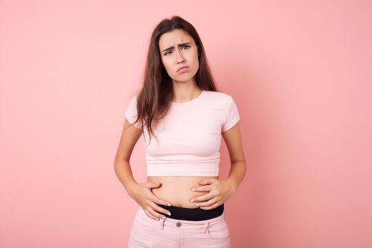 Mulher jovem com apendicite no fundo rosa