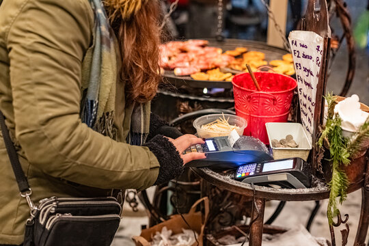 street food merchant accepts payment via pos terminal in winter