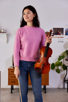 Optimist violinist at home