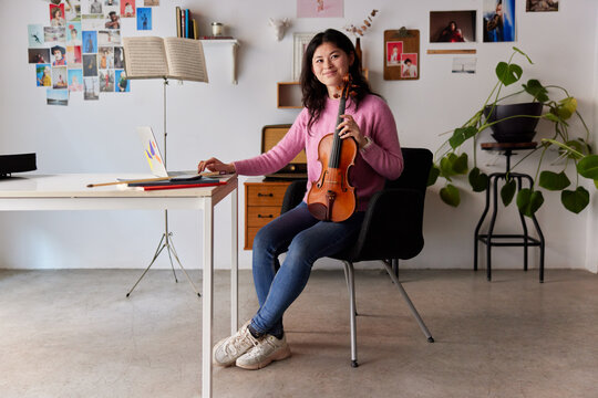 Glad violinist at home