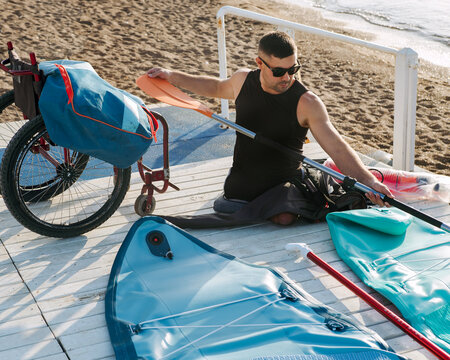 Disabled man with no legs prepares to ride the SUP board