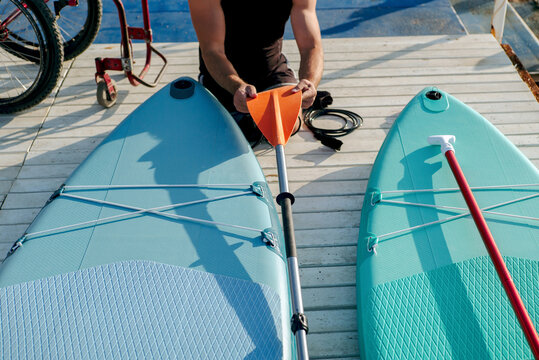 Disabled man with no legs prepares to ride the SUP board