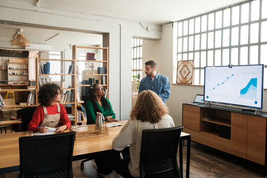  Office workers in a meeting 