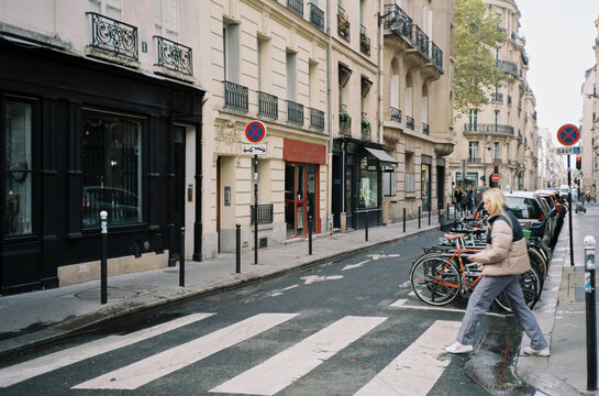 Parisian street scene