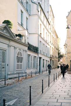 Parisian street scene