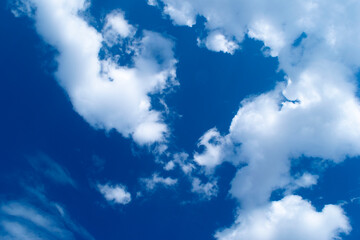 Nubes blancas en el cielo azul