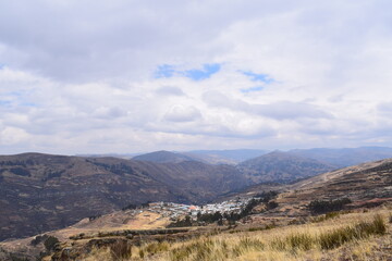 Naklejka premium Vista paisajisto de un pueblo de la sierra peruana (Miraflores - Huanuco)