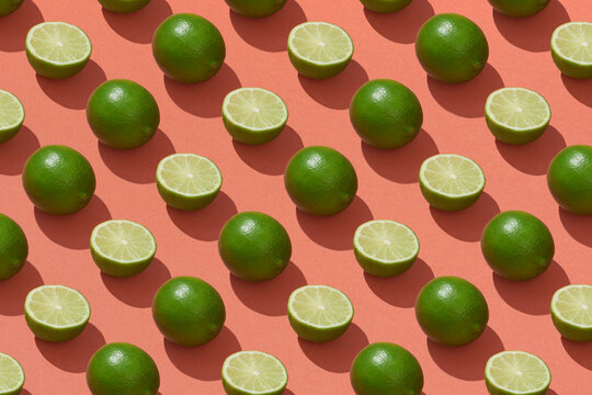 Fototapeta Seamless pattern of lime slices on a red background