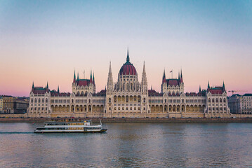 Fototapeta na wymiar parliament of Budapest, from the Danubius river and boat crossing