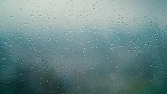 雨が滴る窓ガラスの動画