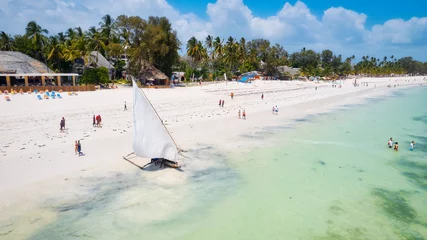 Crédence de cuisine en verre imprimé Plage de Nungwi, Tanzanie The warm weather and calm waters make Zanzibar beach summers a popular destination for water sports enthusiasts.