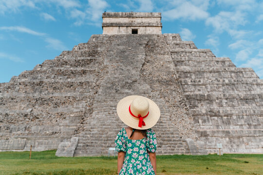 Travel with kids. Little girl in Chichen Itz&aacute;, Mexico
