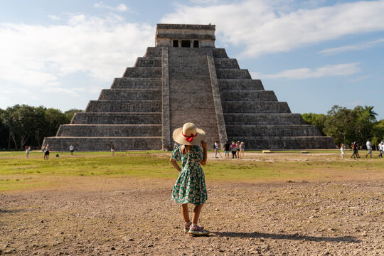Travel with kids. Little girl in Chichen Itz&aacute; pyramid , Mexico
