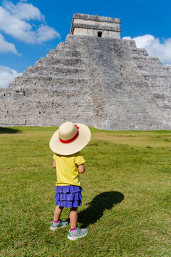 Travel with kids. Little girl in Chichen Itz&aacute;, Mexico