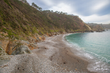 Sommerliche Entspannung an der grünen Küste in Asturien, Spanien