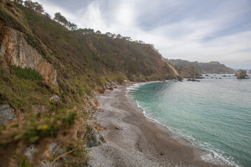 Sommerliche Entspannung an der grünen Küste in Asturien, Spanien