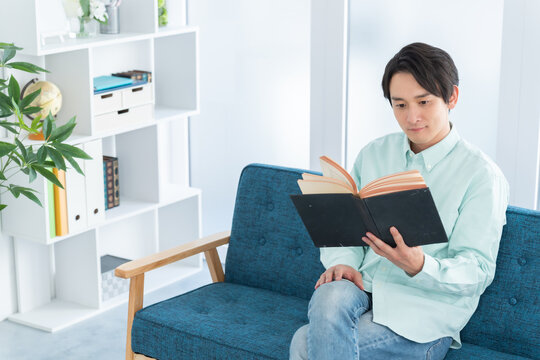 読書する日本人男性