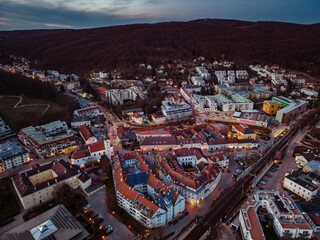 Purkersdorf in der Nähe von Wien bei Dämmerung von oben