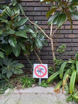 no-peeing-dogs sign near wall