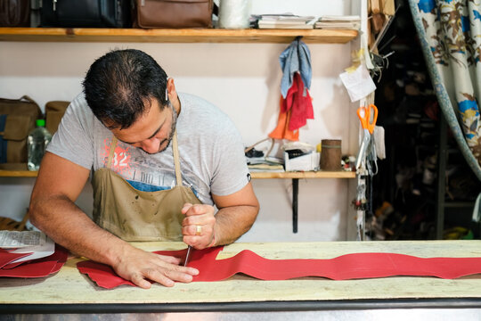 Employee working in a craft workshop
