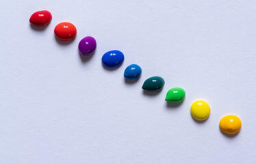 カラフルなアクリル絵の具