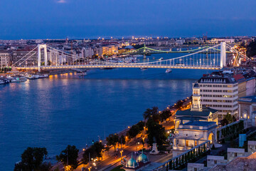 Obraz premium Evening view of Danube river with Erzsebet hid bridge in Budapest, Hungary