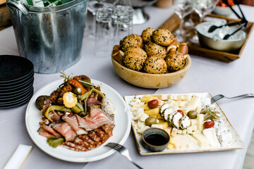 Brotzeit  mit Käse, Wurst und Brot bei einer Nachmittagsjause